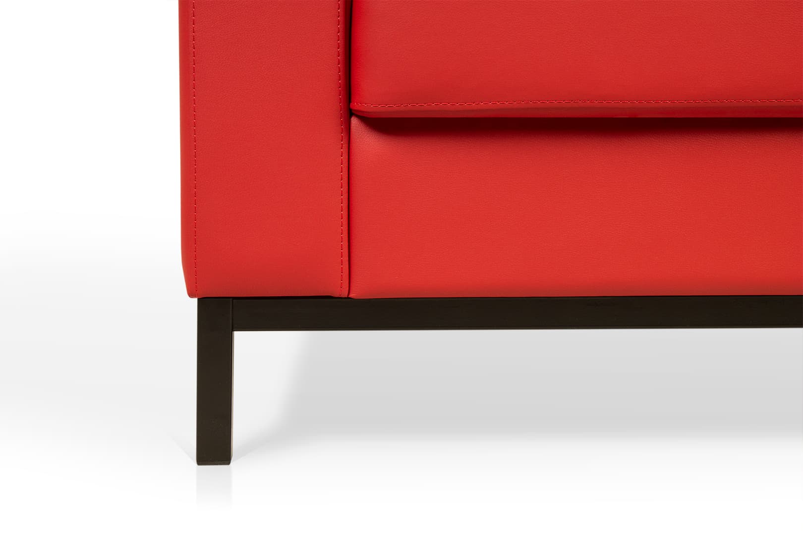 Визуальная лёгкость и аккуратная геометрия. Изящные пропорции и поднятые опоры создают ощущение простора и лёгкости в интерьере