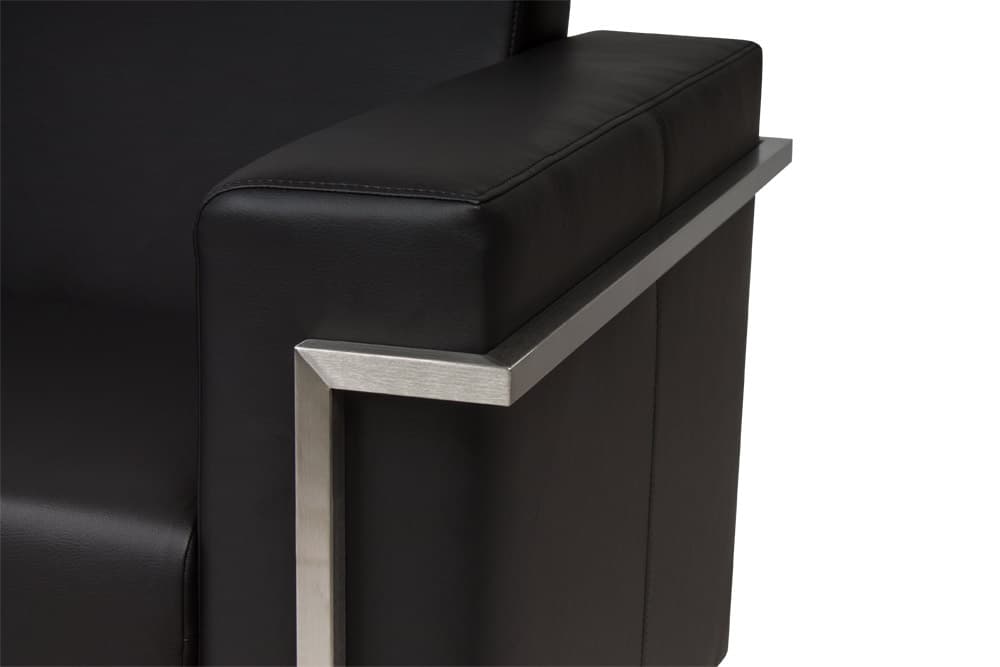 Контраст металла и мягкой обивки создаёт эффект делового стиля