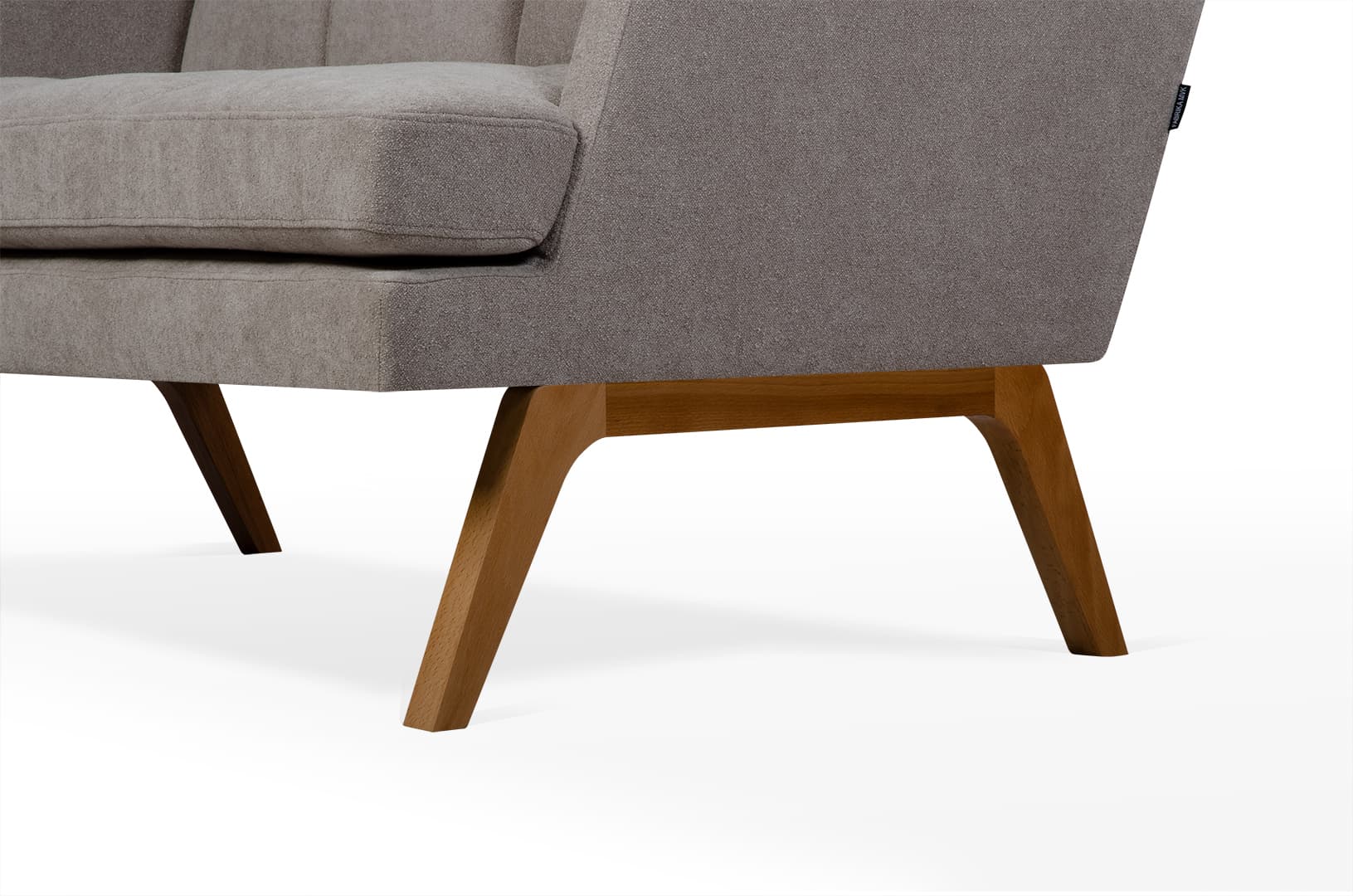 Деревянные опоры из массива добавляют естественности и тепла, создавая баланс между строгим силуэтом и домашним уютом